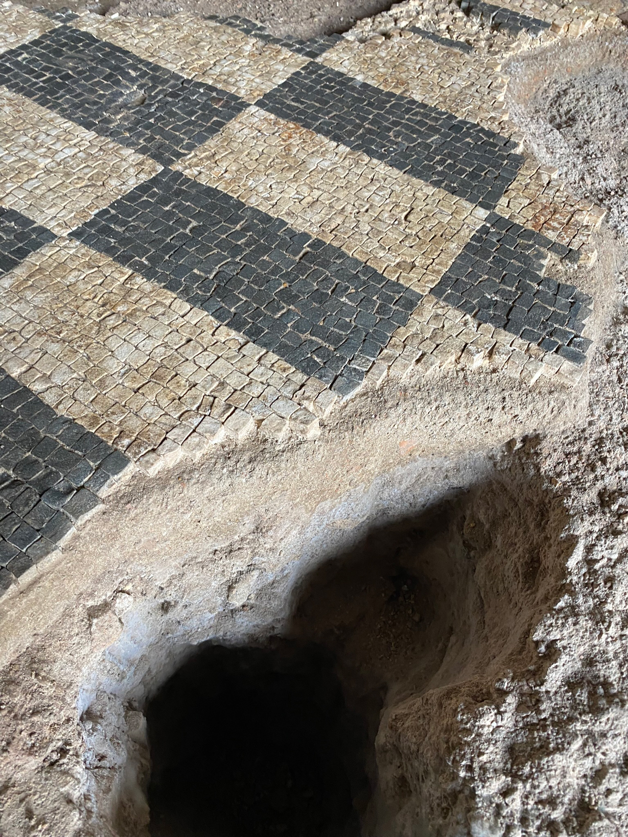 MAUSOLEO DI CAMPO BARBARICO